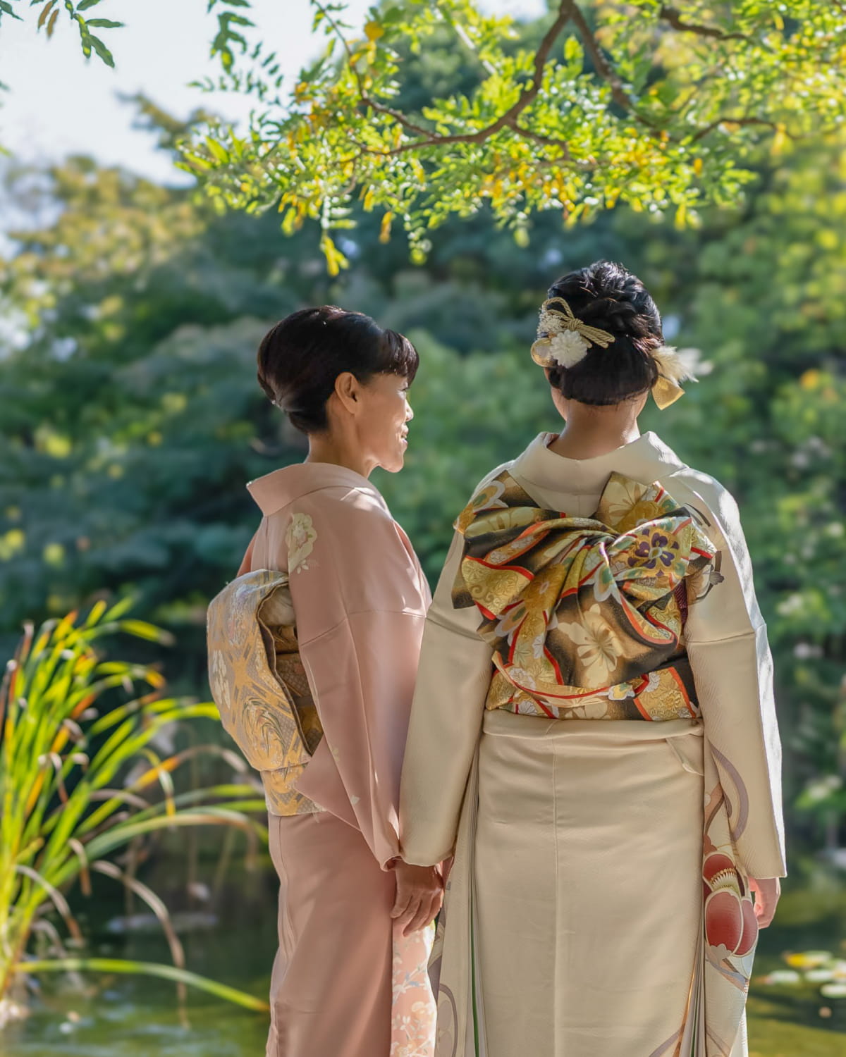 着物を着た女性が並んで立っている後ろ姿