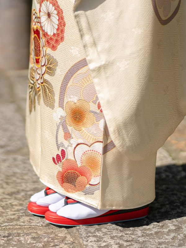 丁寧に着付けされた振袖と美しい足元の草履
