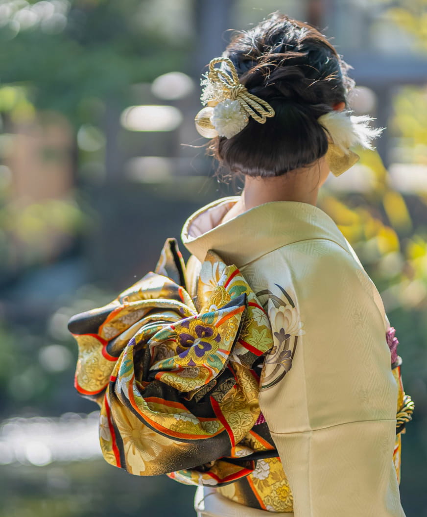 着物をきた女性の後ろ姿