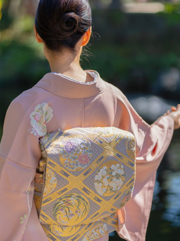 着物をきた女性の後ろ姿