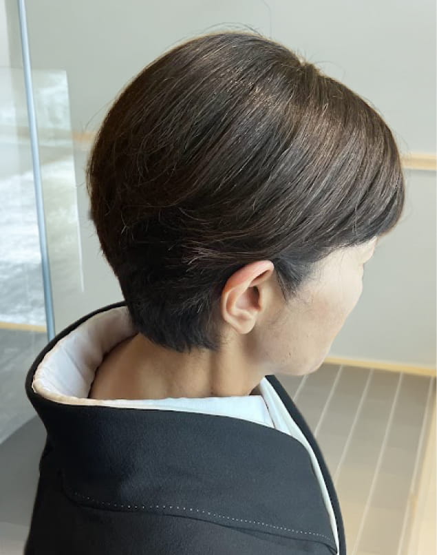 ショートヘアを上品にまとめたヘアセット