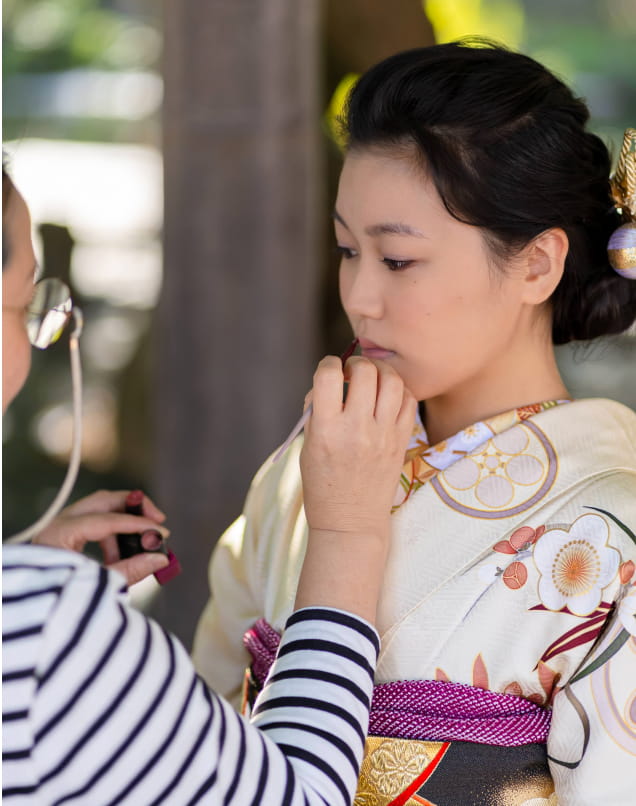 和装前の丁寧なメイク施術風景