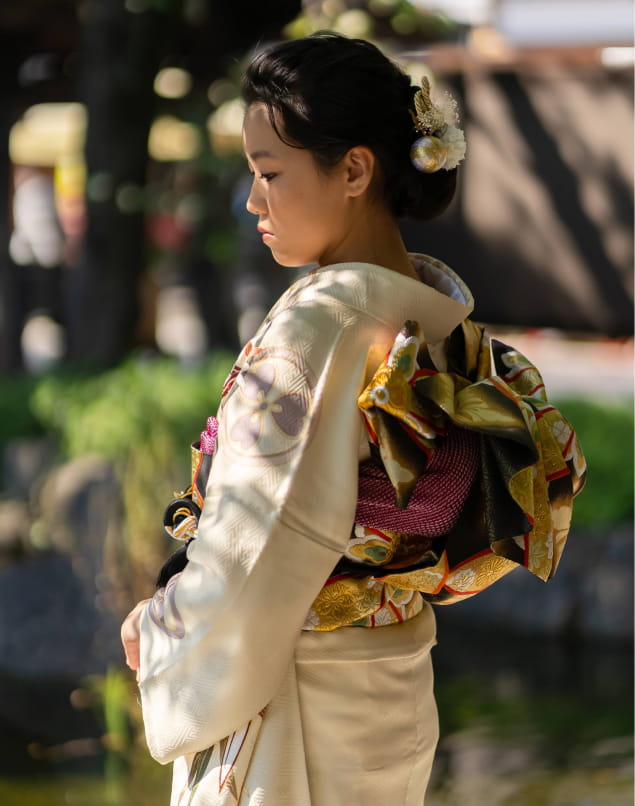 華やかな振袖を着た若い女性の後ろ姿