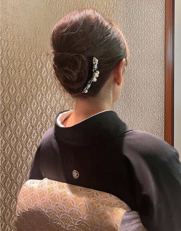 留袖を着た上品な女性の後ろ姿