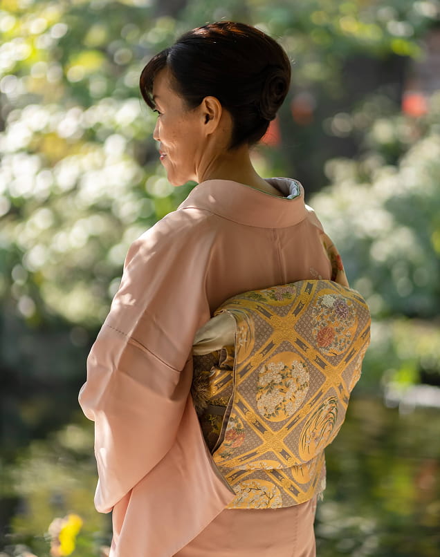 訪問着を着た女性の後ろ姿
