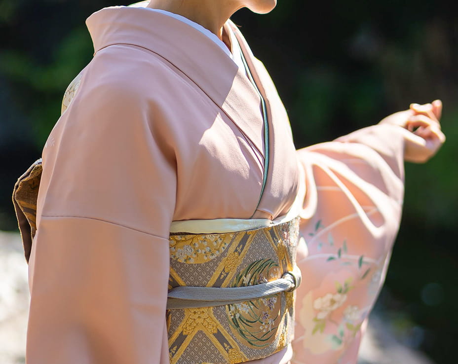 ピンク色の着物を着た女性の着付け