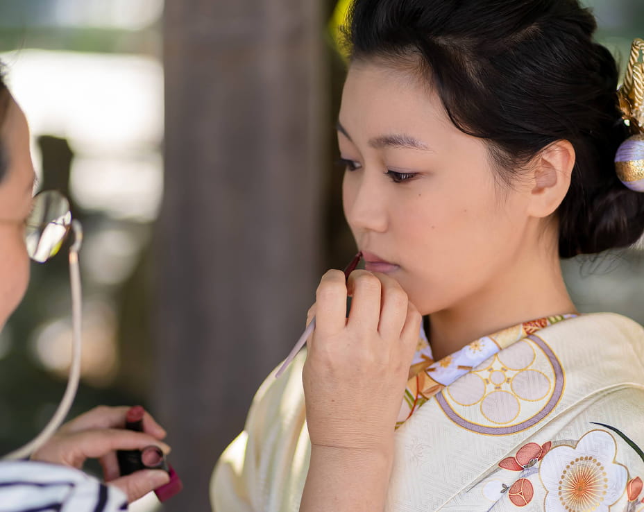 和装姿でリップメイクを受ける女性